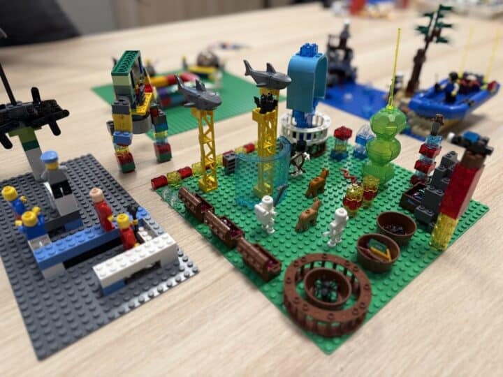 En fasilitator fra Sysint setter rammene for en workshop med LEGO® Serious Play® metoden. Deltagerne bygger individuelle modeller før de deles i gruppen. Fellesmodellen er historiene satt sammen til en felles forståelse av fremtiden eller slik vi har det i dag. Vi fasiliterer strategiprosesser, teambuilding, lederutvikling, konseptutvikling og komplekse problemløsninger i grupper fra 6 til 200 deltagere.