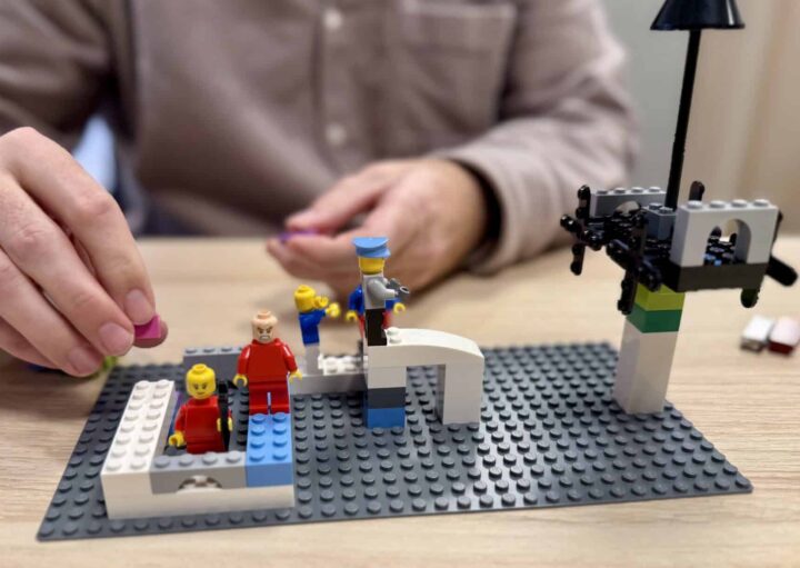 En fasilitator fra Sysint setter rammene for en workshop med LEGO® Serious Play® metoden. Deltagerne bygger individuelle modeller før de deles i gruppen. Vi fasiliterer strategiprosesser, teambuilding, lederutvikling, konseptutvikling og komplekse problemløsninger i grupper fra 6 til 200 deltagere.